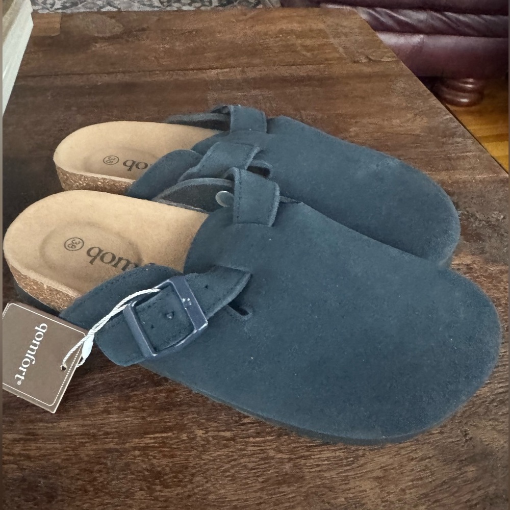 NWT Qomfort Women's Navy Blue Suede Clogs size 38 (7.5-8 women’s)